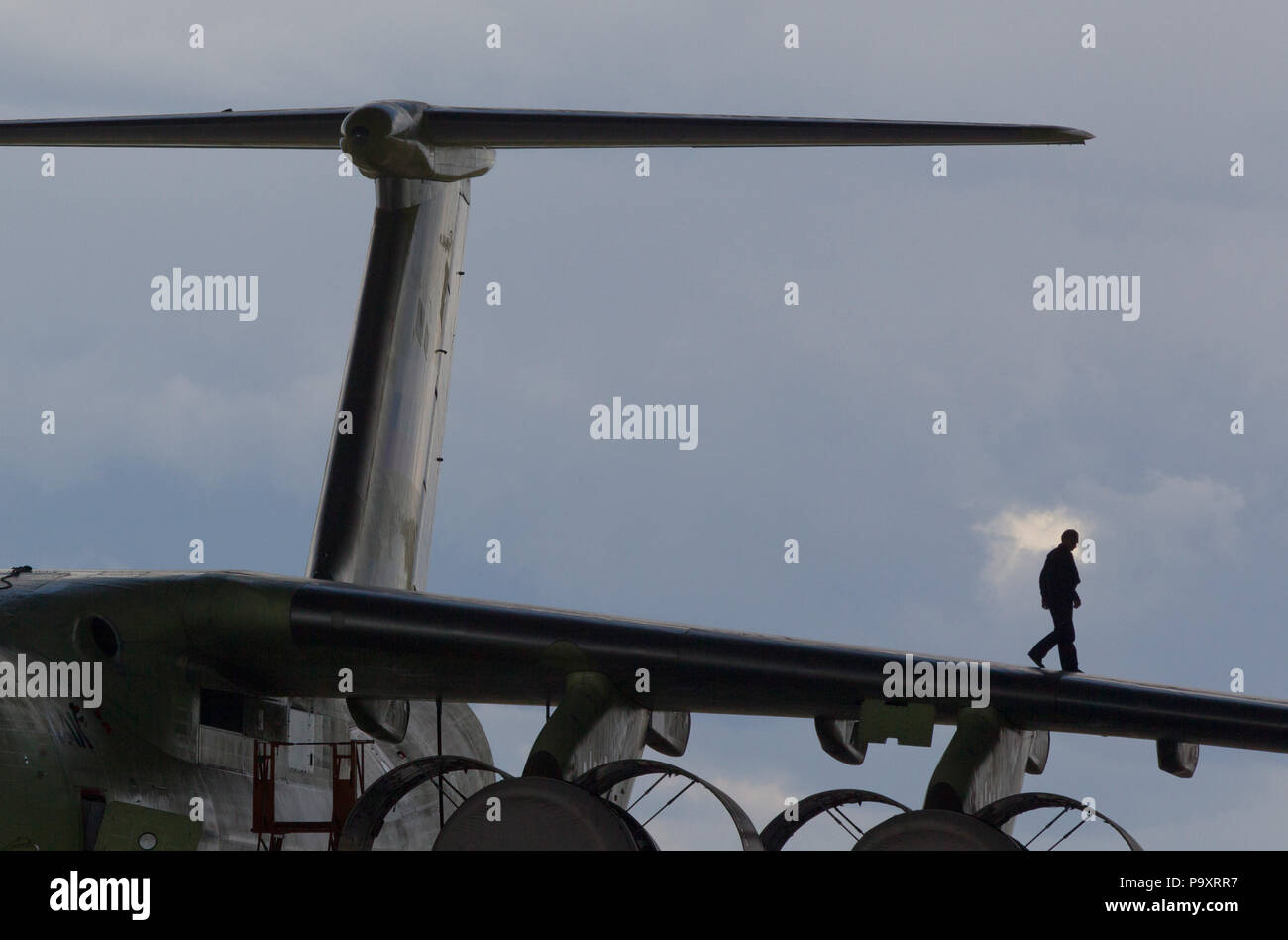 Il profilarsi tecnico passeggiate sul parafango di Ilyushin Il-79MD-90A (noto anche come un "Progetto 476") durante la verifica tecnica prima della sua fanciulla flig Foto Stock