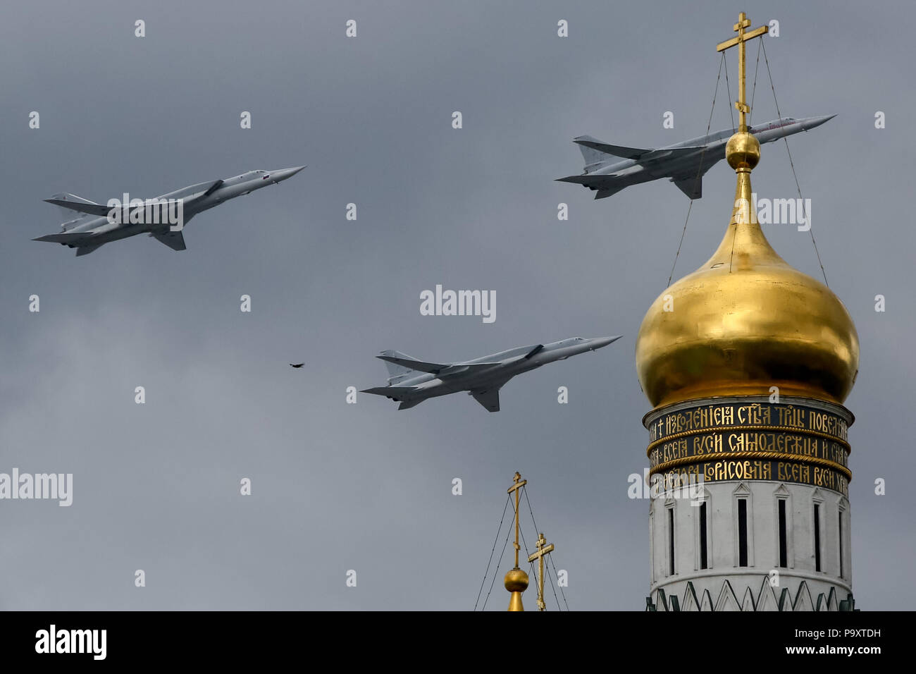 Tre Tupolev Tu-22M3 bombardieri dell'esercito dell'aria russa volare in formazione sopra il Cremlino di Mosca durante una prova per la vittoria di giornata parata militare Foto Stock