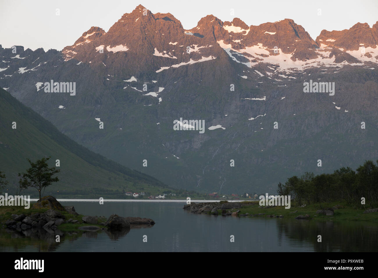 Alpen glow sulla montagna vicino Laupstad, Isole Lofoten in Norvegia Foto Stock