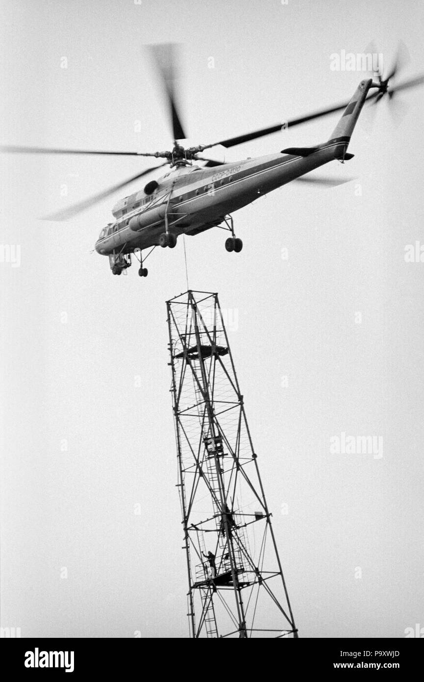Il Mil Mi-10K gru volante elicottero di Aeroflot nella foto mentre la  sostituzione di 122m-alta torre radio trova Shabolovka district, Mosca,  URSS Foto stock - Alamy