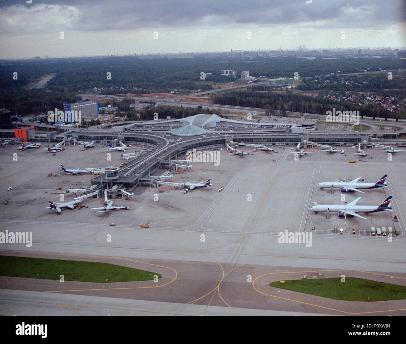 Vista aerea del terminale D presso l'aeroporto di Sheremetyevo, Regione di Mosca, Russia Foto Stock