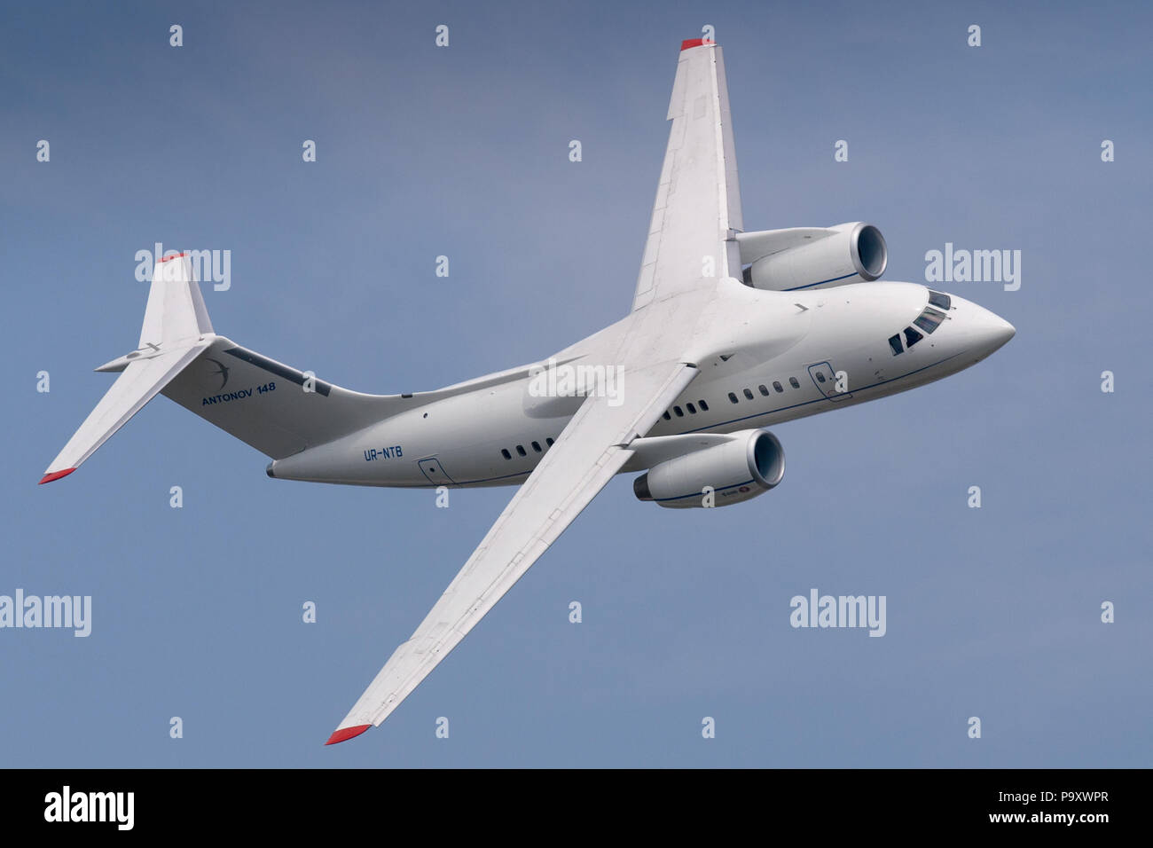 L Antonov un-148 aeroplano esegue il suo volo dimostrativo al MAKS-2005 Airshow internazionale, Zhukovsky, Russia. Foto Stock