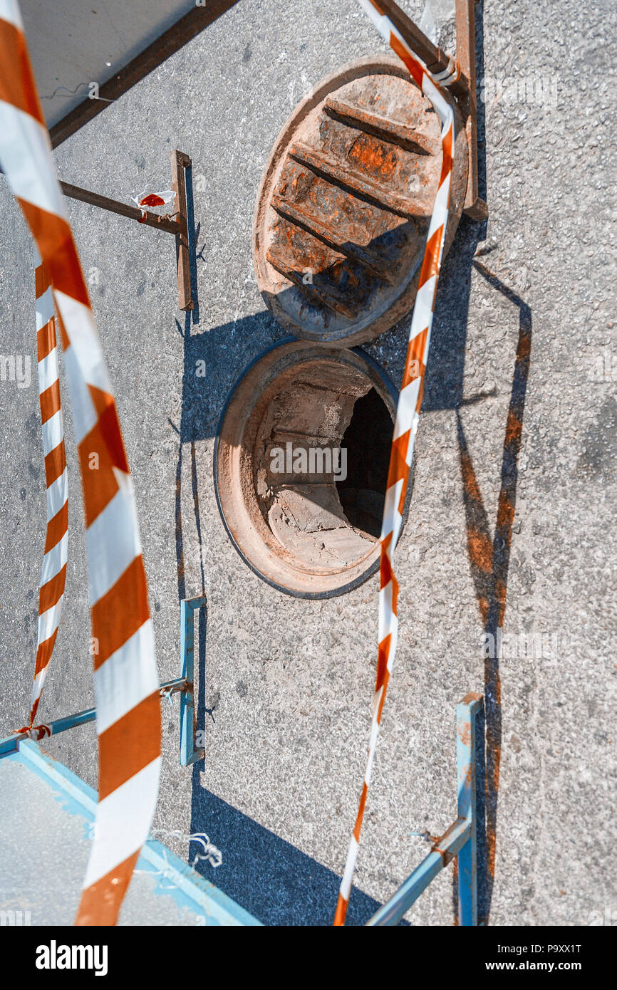Aprire il tombino in strada. Immagine di stock Foto Stock