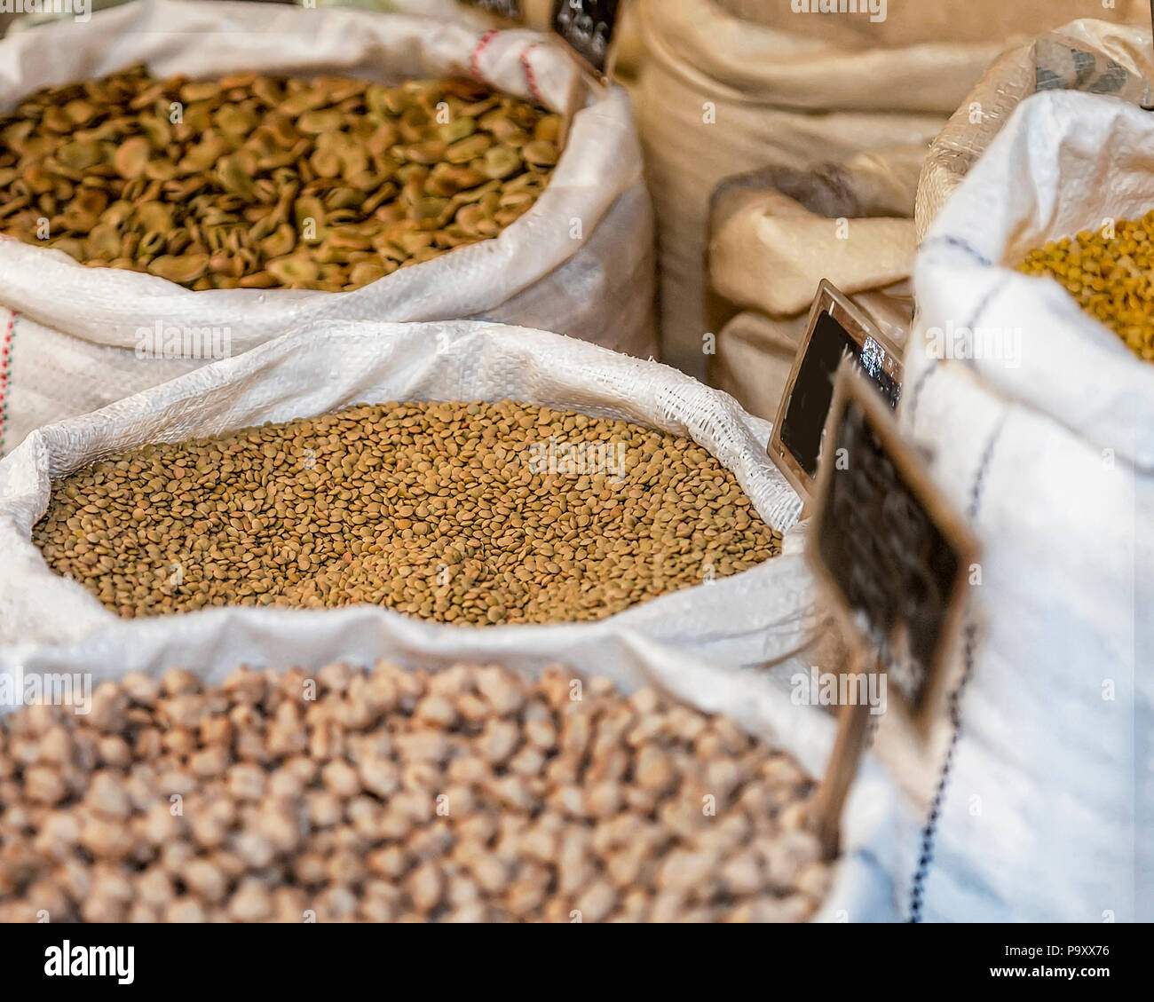 Una miscela di fagioli secchi in sacchi. La messa a fuoco al centro. Immagine di stock. Foto Stock