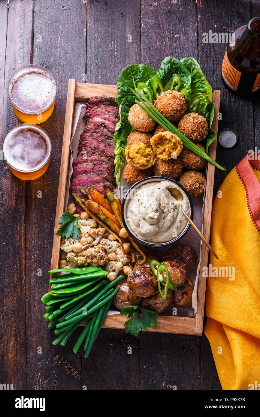 Una scatola con i falafel, carne, ortaggi assortiti e dip. Stile Arabo. Vista superiore Foto Stock