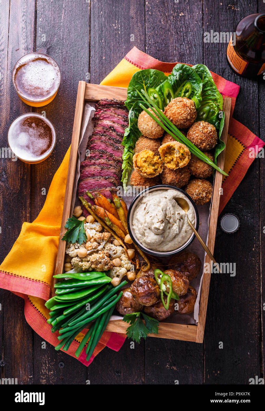 Una scatola con i falafel, carne, ortaggi assortiti e dip. Stile Arabo. Vista superiore Foto Stock