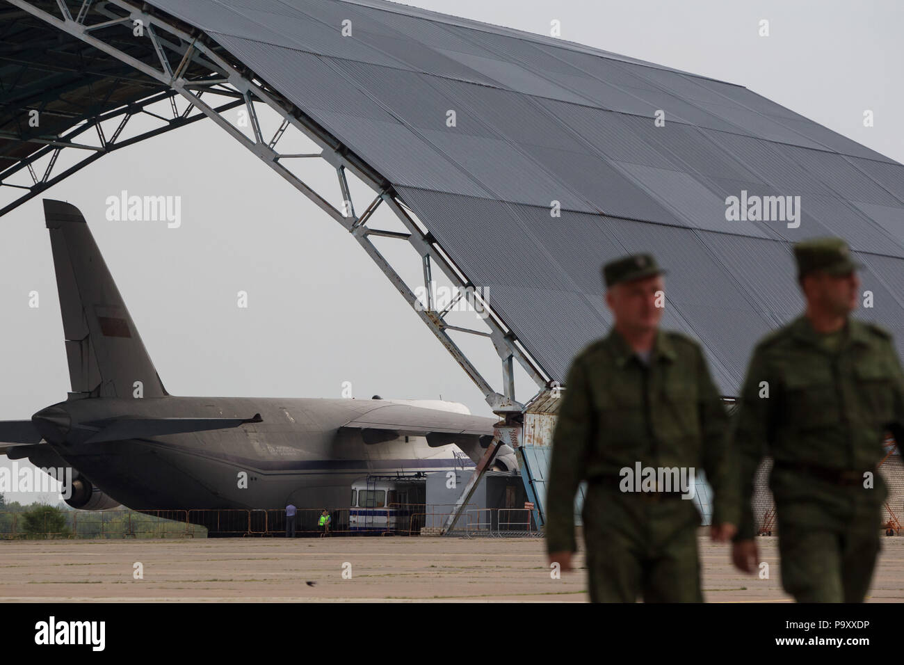 Due ufficiali dell esercito russo a piedi vicino all'Antonov un-124 velivoli da trasporto in aeroporto Ulyanovsk-East, Ulyanovsk, Russia Foto Stock