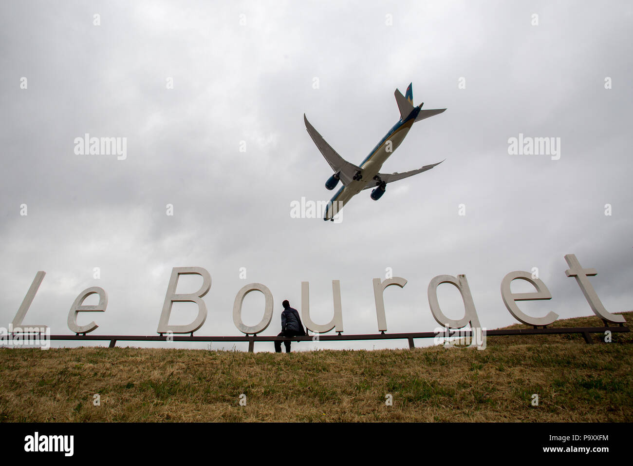 La Boeing 787-9 civile aereo a getto del Vietnam Airlines effettua il suo volo il display al cinquantunesimo Paris Airshow internazionale a Le Bourget, vicino a Parigi, Foto Stock