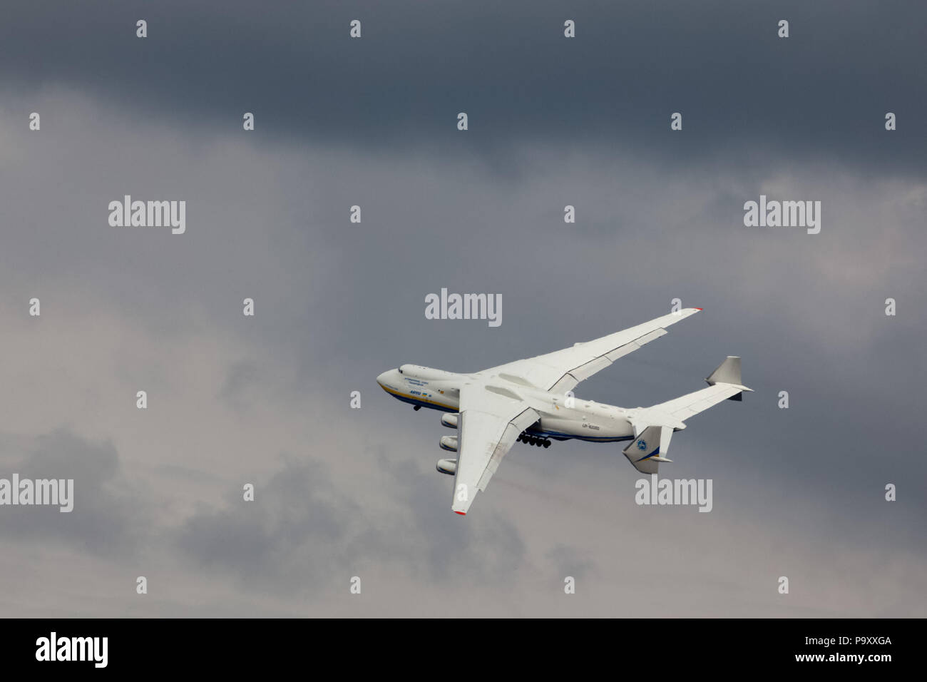 L Antonov un-225 'Mriya' (Il Sogno) le giornate mondiali-diggest super heavy cargo aircraft prende parte alla Aviasvit-2010 a airshow Kiev-Gostomel airfield, Foto Stock