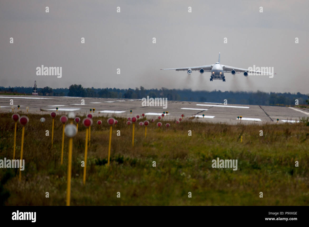 L Antonov un-124 'Ruslan' (Condor) tiene fuori dalla pista di Kiev-Gostomel airfield, Ucraina Foto Stock