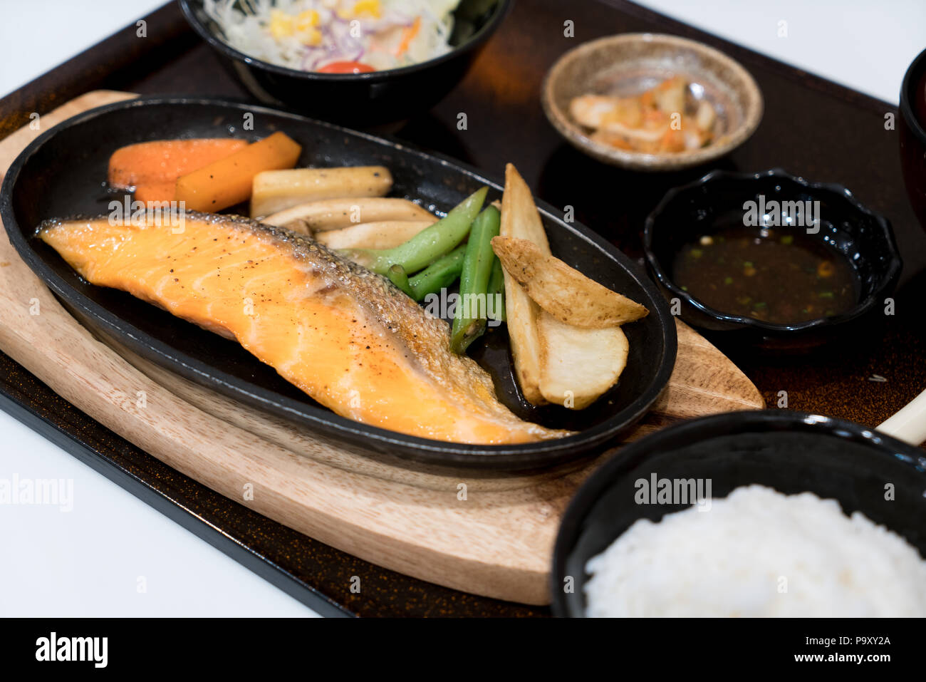 Salmone alla griglia con verdure e riso. Il cibo giapponese set. Foto Stock
