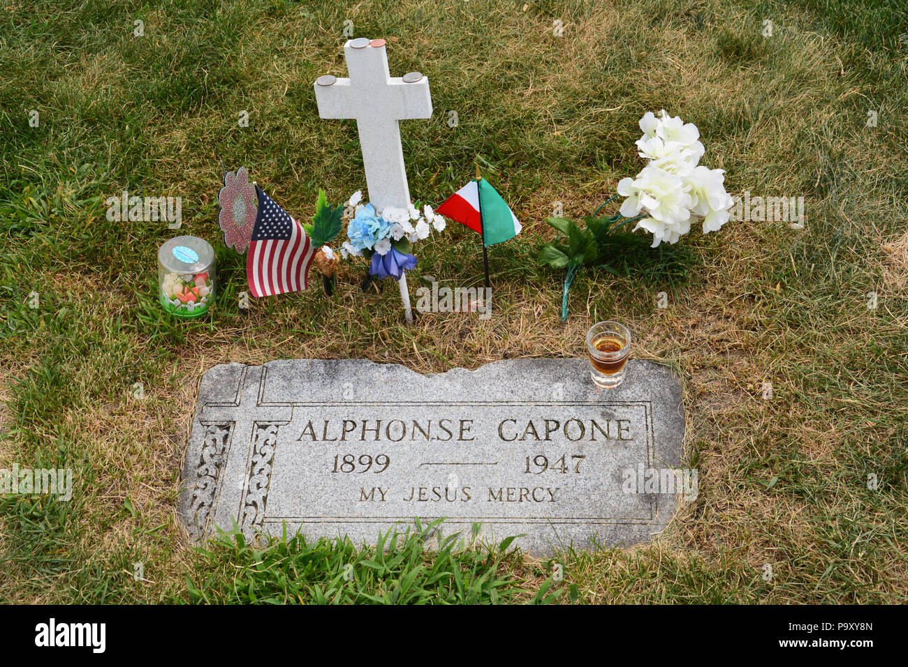 Visitatori lasciare omaggi alla lapide di 1920's gangster di Chicago Al Capone al Monte Carmelo nel Cimitero Suburbano Hillside Foto Stock