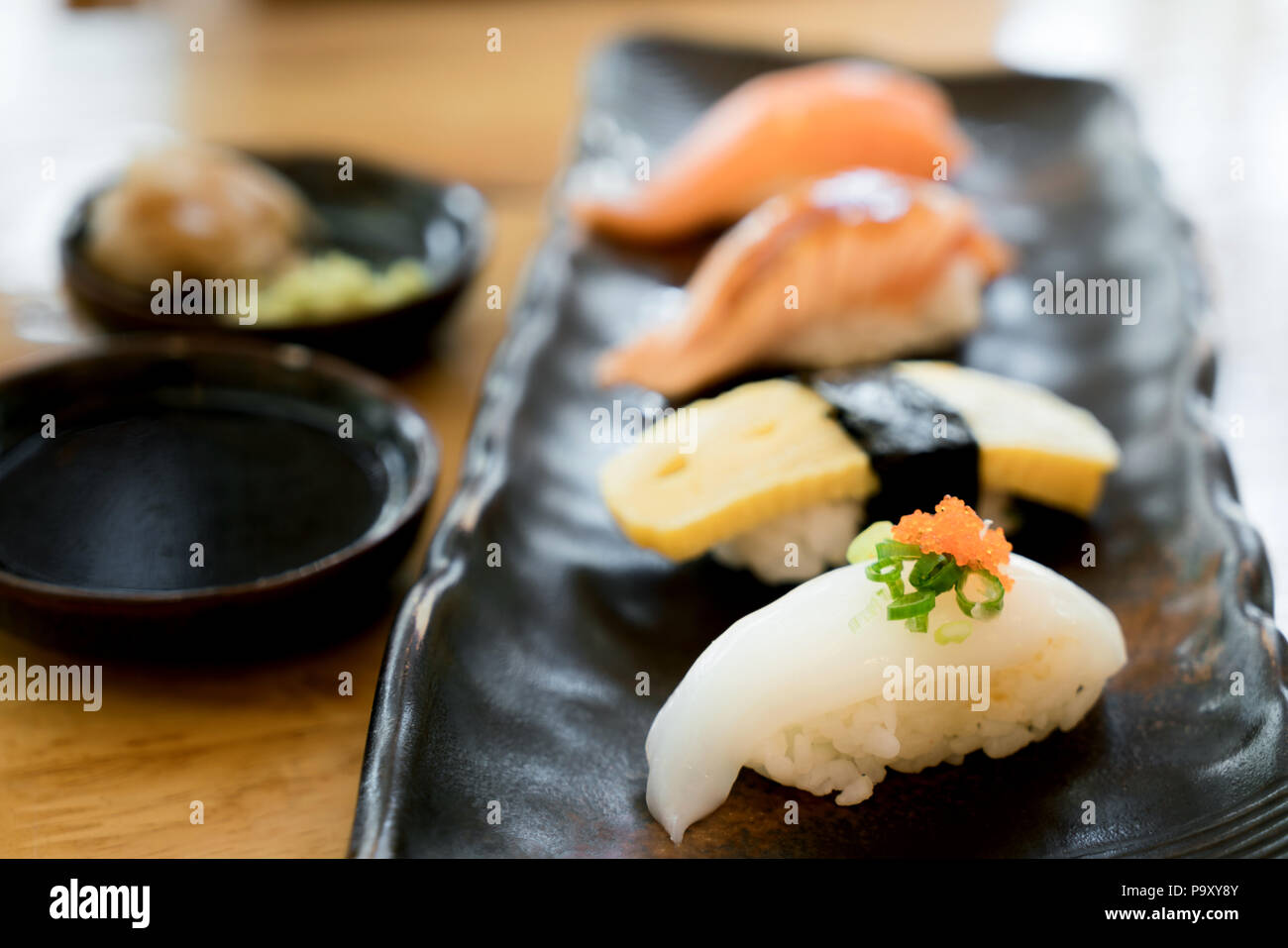 Assortita varietà di sushi piatto. Pesce crudo sushi. Il cibo giapponese. Masterizzazione di Salmone Salmone, IKA e tamago sushi in cucina giapponese del ristorante. Foto Stock
