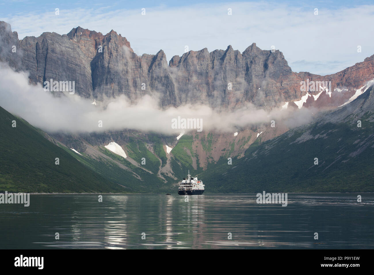 La nave di crociera nella baia di Castello, Alaska Foto Stock