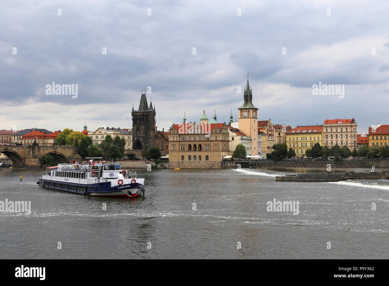 Città Vecchia viste attraverso il fiume Vltava. Praga, Czechia (Repubblica Ceca), Europa Foto Stock