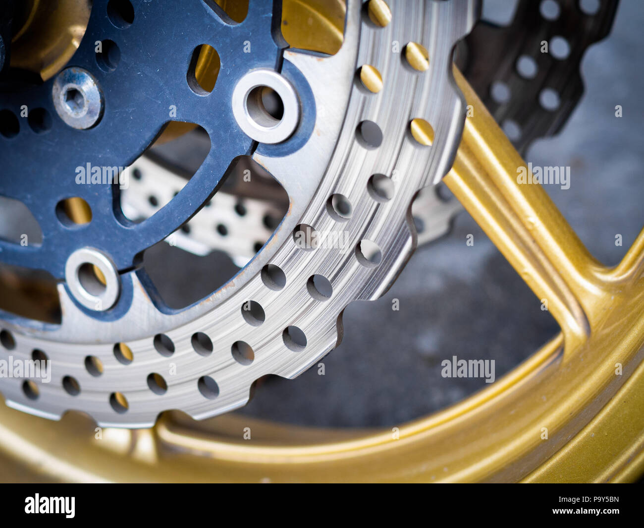 Close-up disco freno sulla ruota del motociclo. Foto Stock
