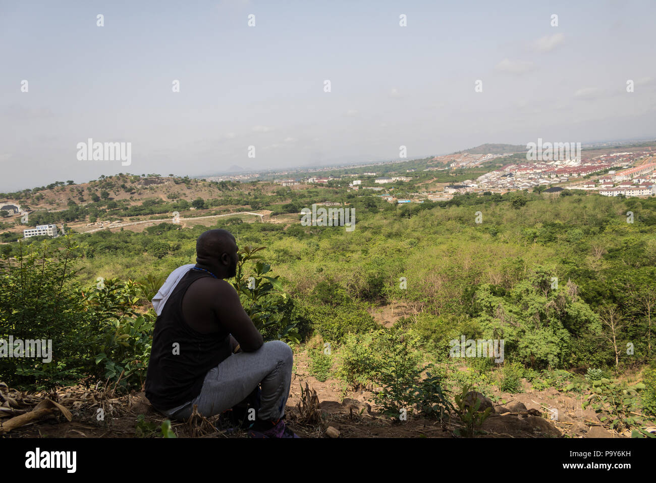 Perspicace e nostalgia lo sguardo verso una città al di sotto di Foto Stock