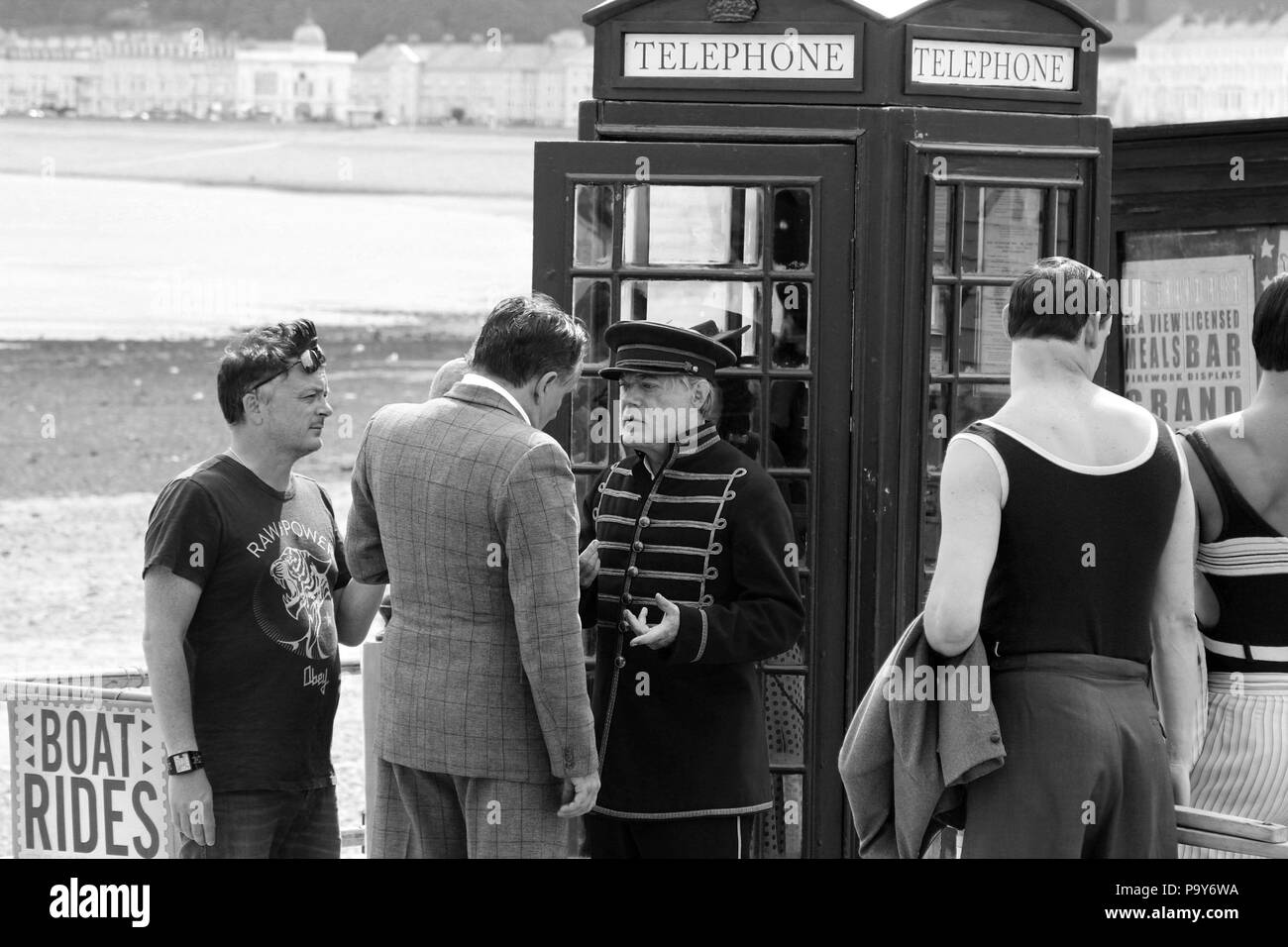 Direttore Andy Goddard e Eddie Izzard riprese sei minuti a mezzanotte sul lungomare di Llandudno, Galles Foto Stock