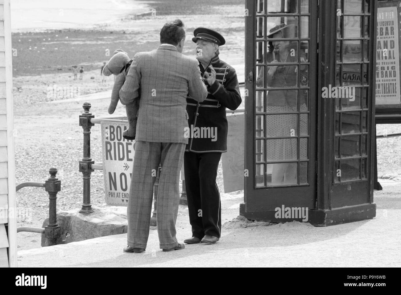 Direttore Andy Goddard e Eddie Izzard riprese sei minuti a mezzanotte sul lungomare di Llandudno, Galles Foto Stock