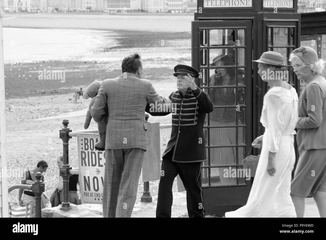 Direttore Andy Goddard e Eddie Izzard riprese sei minuti a mezzanotte sul lungomare di Llandudno, Galles Foto Stock