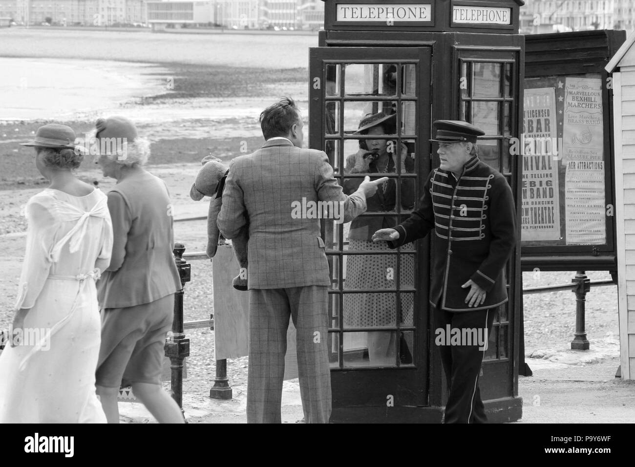 Direttore Andy Goddard e Eddie Izzard riprese sei minuti a mezzanotte sul lungomare di Llandudno, Galles Foto Stock