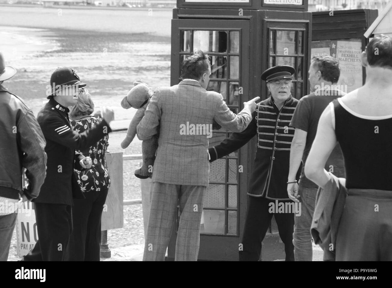 Direttore Andy Goddard e Eddie Izzard riprese sei minuti a mezzanotte sul lungomare di Llandudno, Galles Foto Stock
