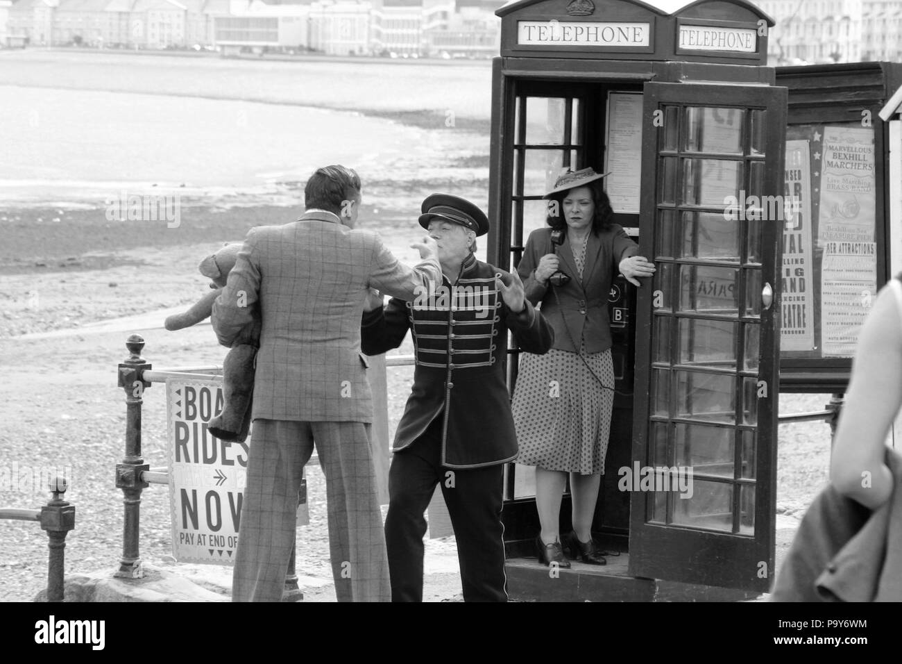 Direttore Andy Goddard e Eddie Izzard riprese sei minuti a mezzanotte sul lungomare di Llandudno, Galles Foto Stock