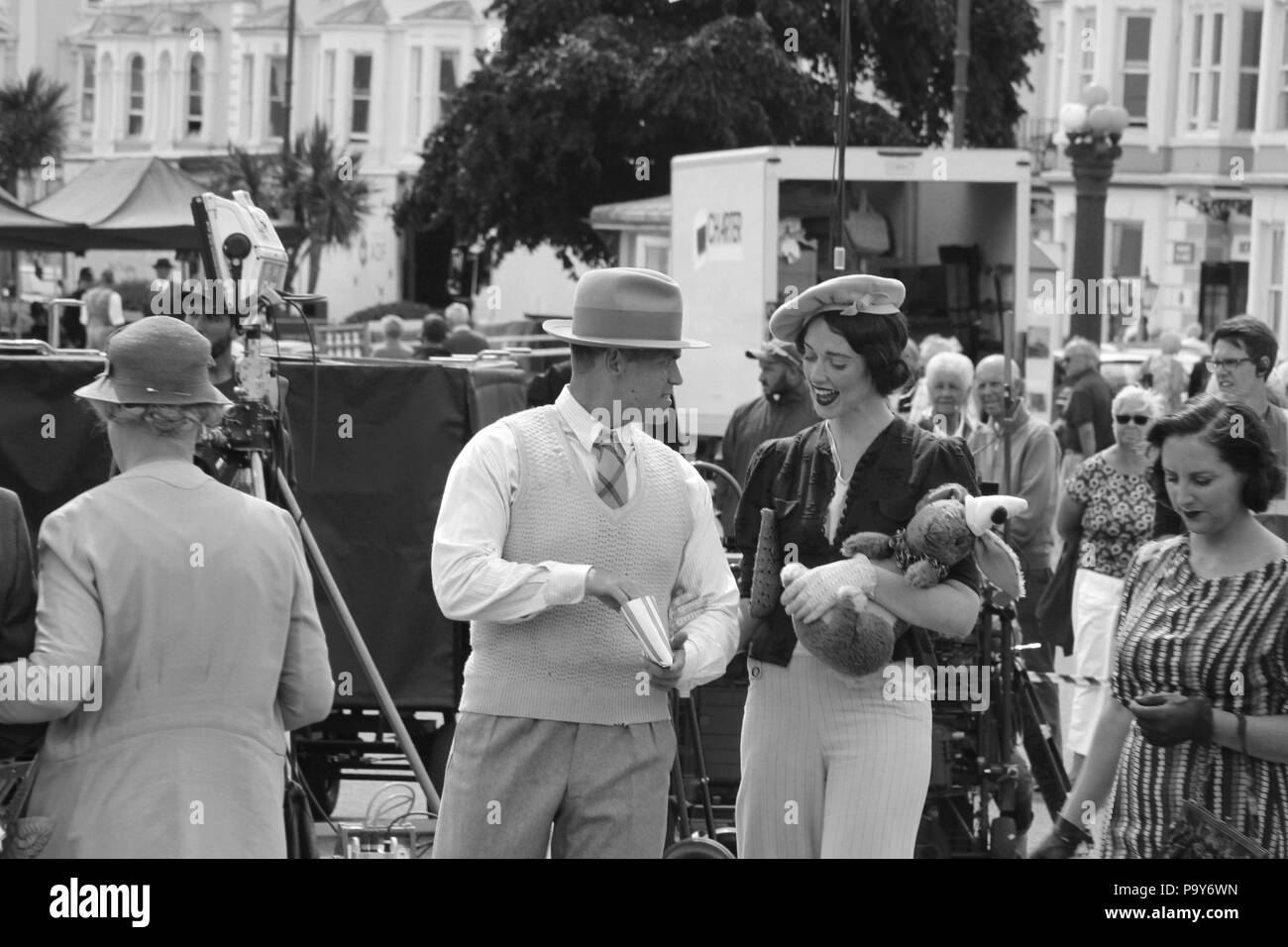 Direttore Andy Goddard e Eddie Izzard riprese sei minuti a mezzanotte sul lungomare di Llandudno, Galles Foto Stock