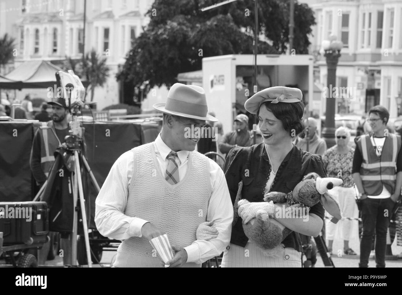 Direttore Andy Goddard e Eddie Izzard riprese sei minuti a mezzanotte sul lungomare di Llandudno, Galles Foto Stock