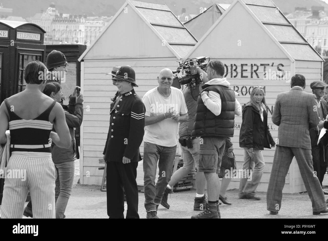 Direttore Andy Goddard e Eddie Izzard riprese sei minuti a mezzanotte sul lungomare di Llandudno, Galles Foto Stock