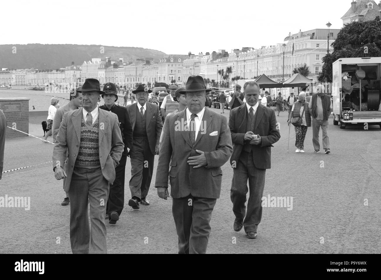Direttore Andy Goddard e Eddie Izzard riprese sei minuti a mezzanotte sul lungomare di Llandudno, Galles Foto Stock