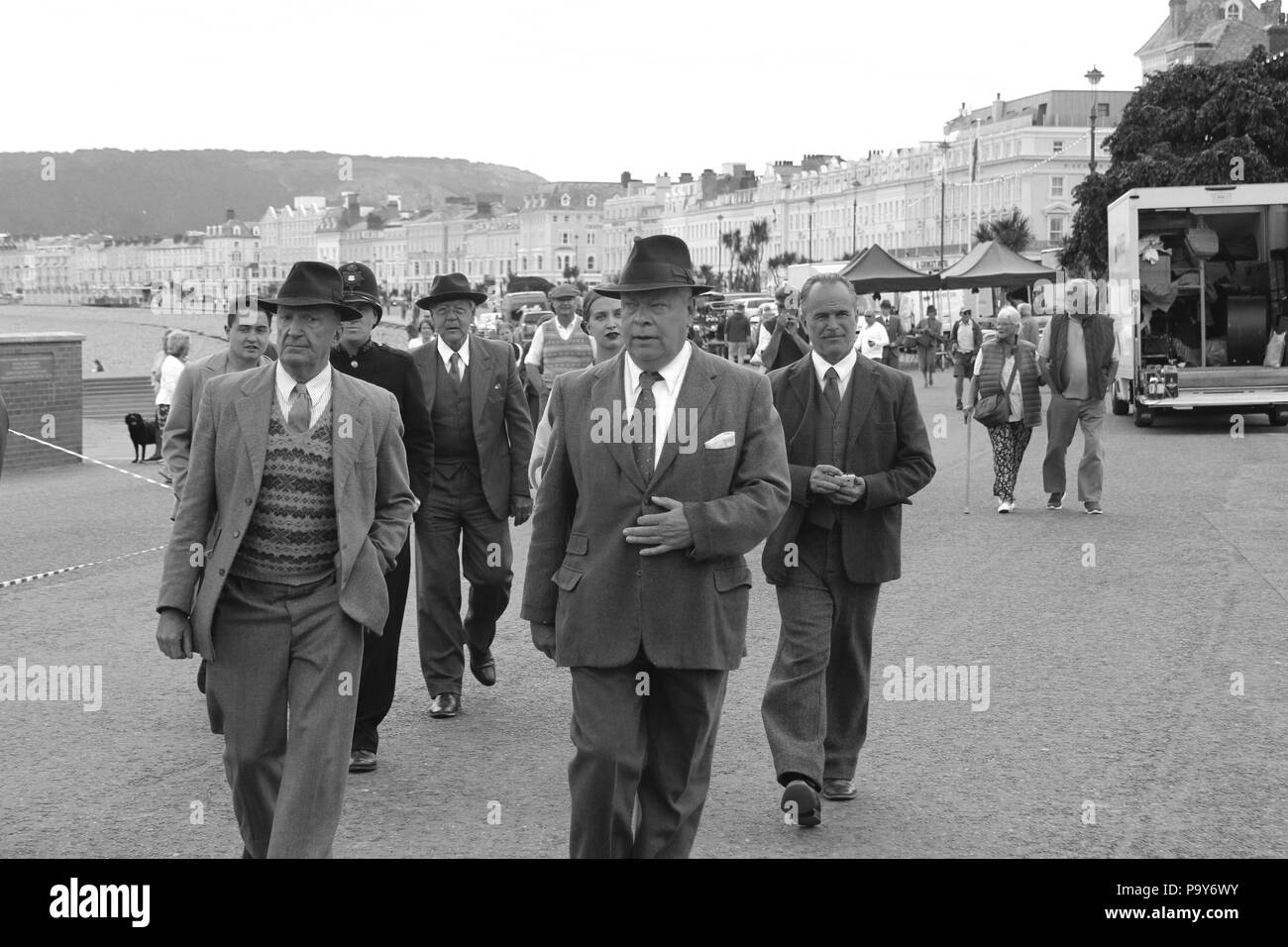 Direttore Andy Goddard e Eddie Izzard riprese sei minuti a mezzanotte sul lungomare di Llandudno, Galles Foto Stock