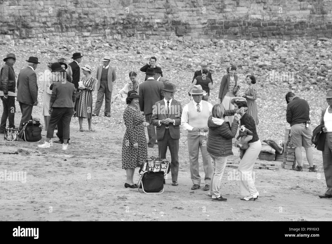 Direttore Andy Goddard e Eddie Izzard riprese sei minuti a mezzanotte sul lungomare di Llandudno, Galles Foto Stock