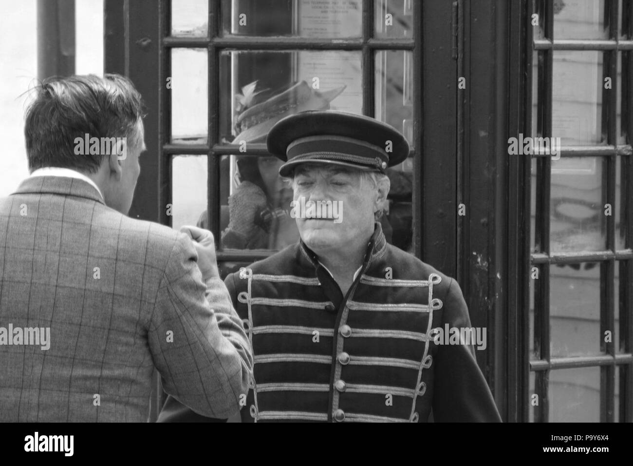 Direttore Andy Goddard e Eddie Izzard riprese sei minuti a mezzanotte sul lungomare di Llandudno, Galles Foto Stock