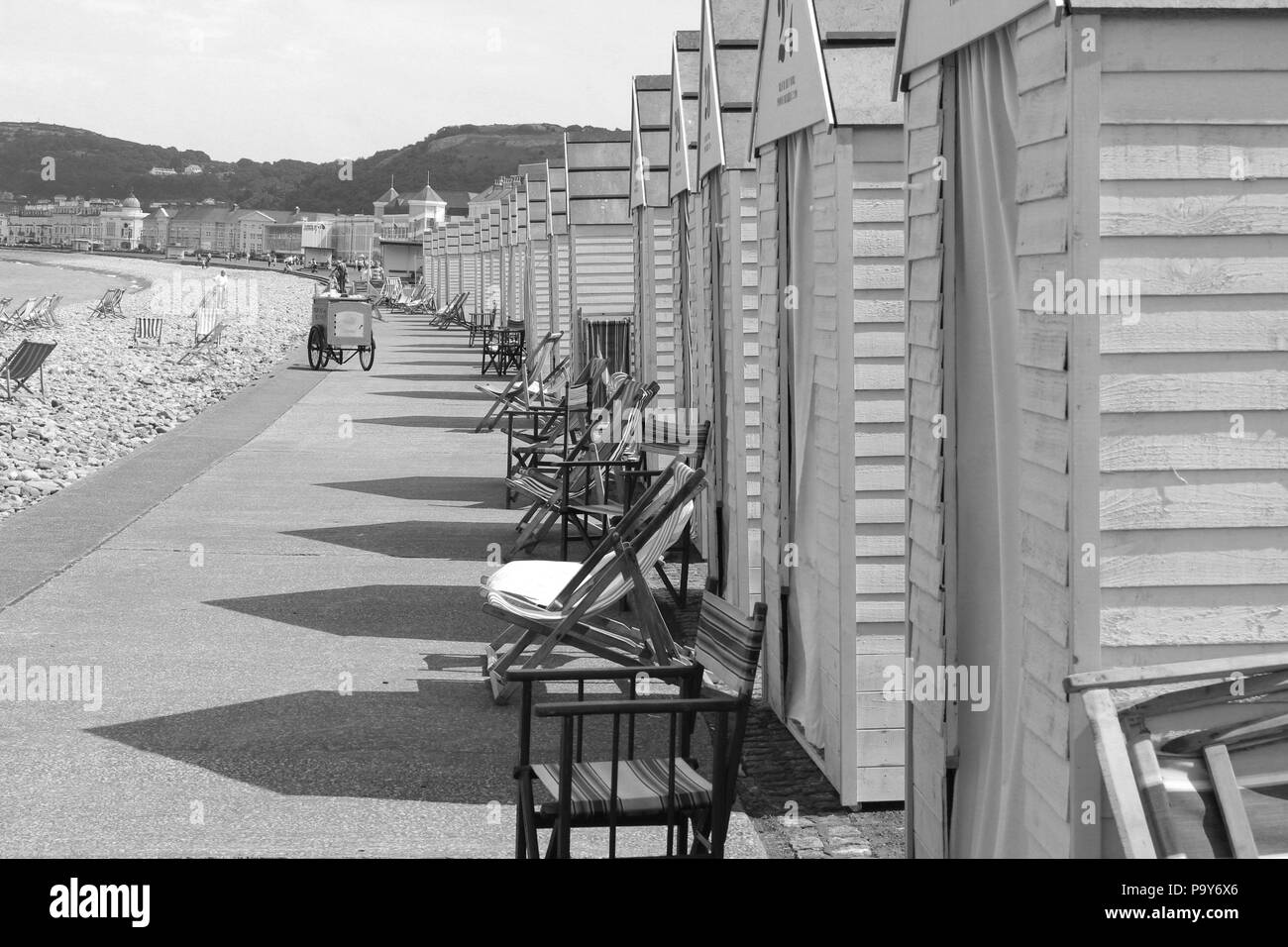 Direttore Andy Goddard e Eddie Izzard riprese sei minuti a mezzanotte sul lungomare di Llandudno, Galles Foto Stock