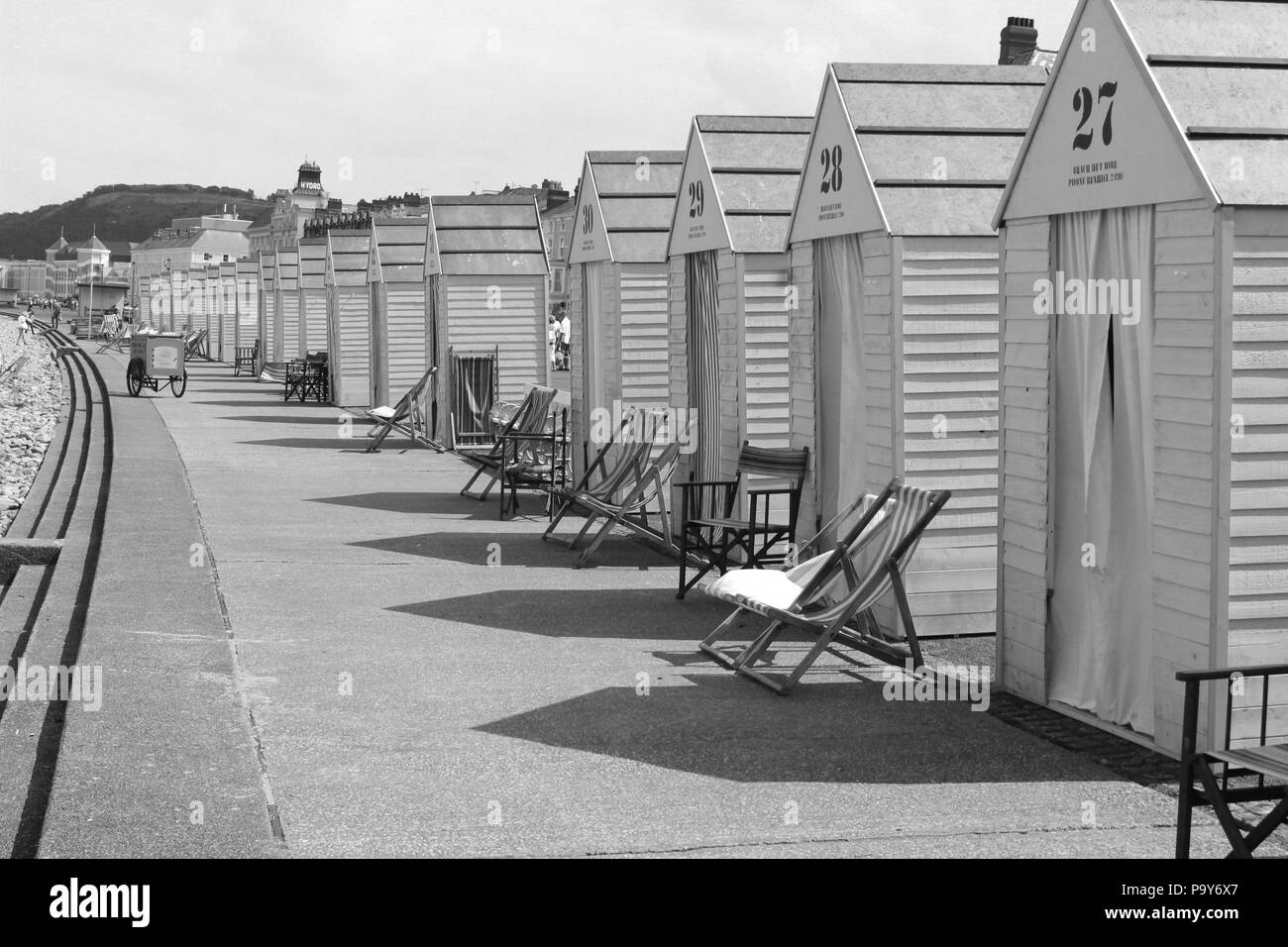 Direttore Andy Goddard e Eddie Izzard riprese sei minuti a mezzanotte sul lungomare di Llandudno, Galles Foto Stock