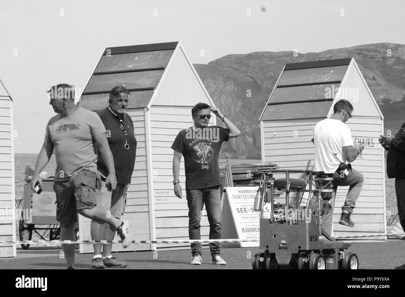 Direttore Andy Goddard e Eddie Izzard riprese sei minuti a mezzanotte sul lungomare di Llandudno, Galles Foto Stock