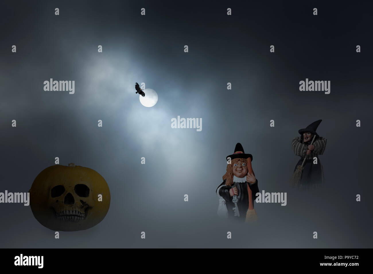 Composizione di Halloween con figurine della vecchia Unione streghe, zucca, skul e griffonl in una notte di luna piena Foto Stock