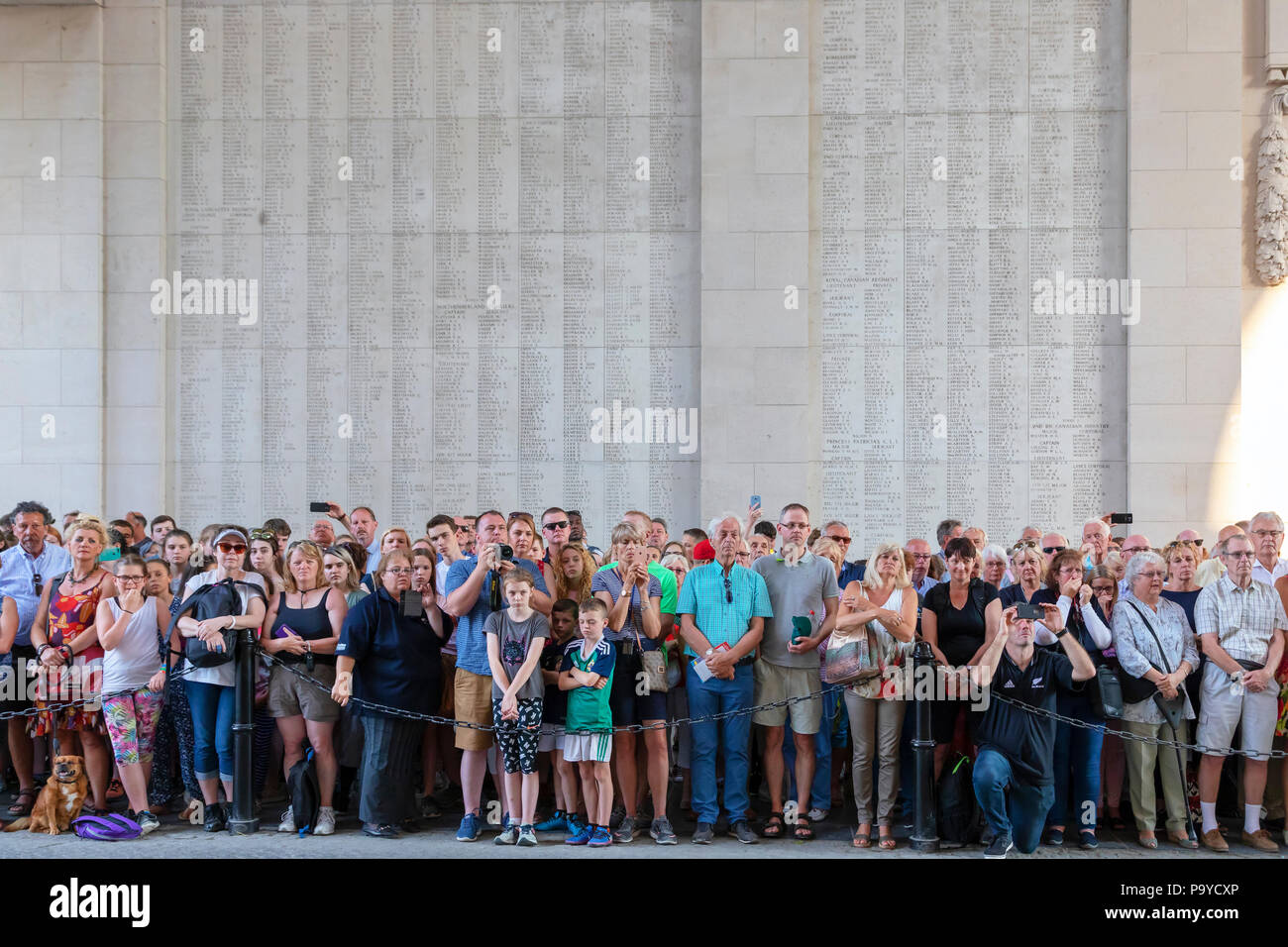 Membri off il pubblico nella partecipazione al nightly memoriale di servizio del ricordo presso il Menin Gate, Ypres, Belgio Foto Stock