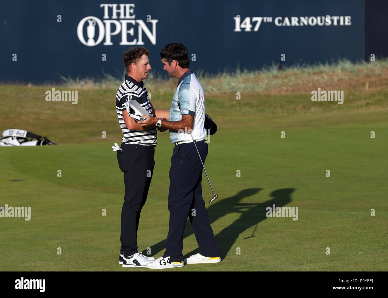 Stati Uniti d'America's Bubba Watson (a destra) e l'Inghilterra del Matthew Wallace agitare le mani alla fine dei loro giri su xviii durante il primo giorno del Campionato Open 2018 a Carnoustie Golf Links, Angus. Foto Stock