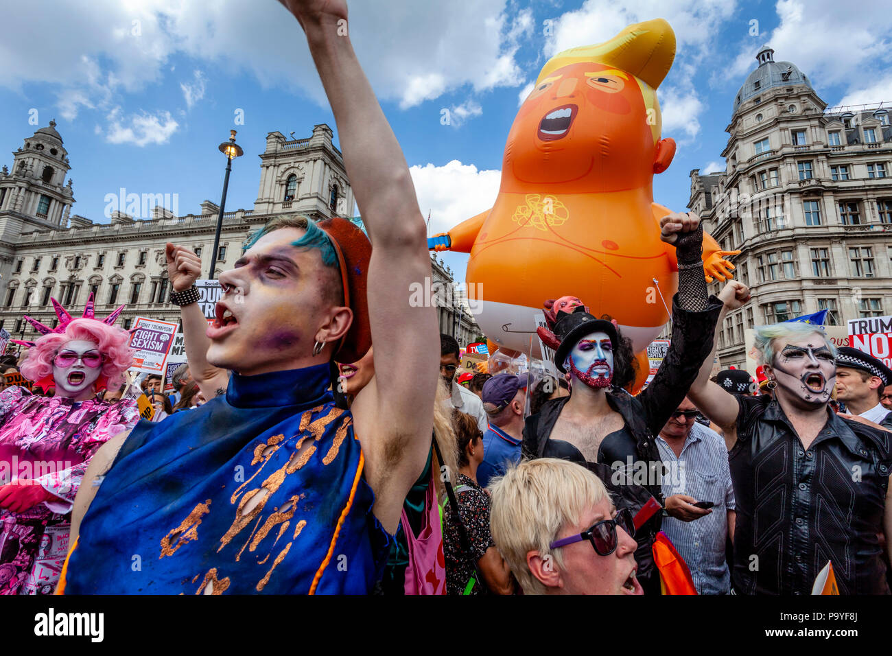 Anti Trump manifestanti portano un 'arrabbiato " Baby Blimp gonfiabile beffando il presidente attraverso le strade del centro di Londra, Londra, Inghilterra Foto Stock