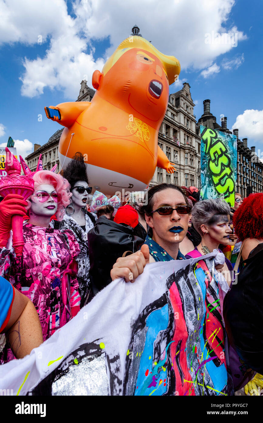 Anti Trump manifestanti portano un 'arrabbiato " Baby Blimp gonfiabile beffando il presidente attraverso le strade del centro di Londra, Londra, Inghilterra Foto Stock