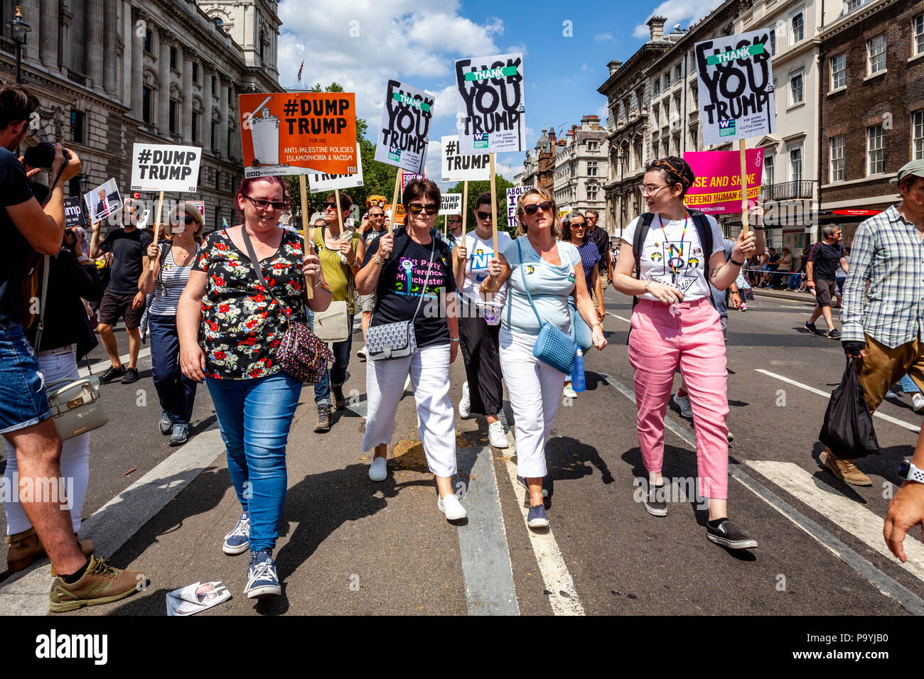 Anti Trump contestatori marzo giù Whitehall in segno di protesta per la visita nel Regno Unito del Presidente americano Donald Trump, Londra, Inghilterra Foto Stock