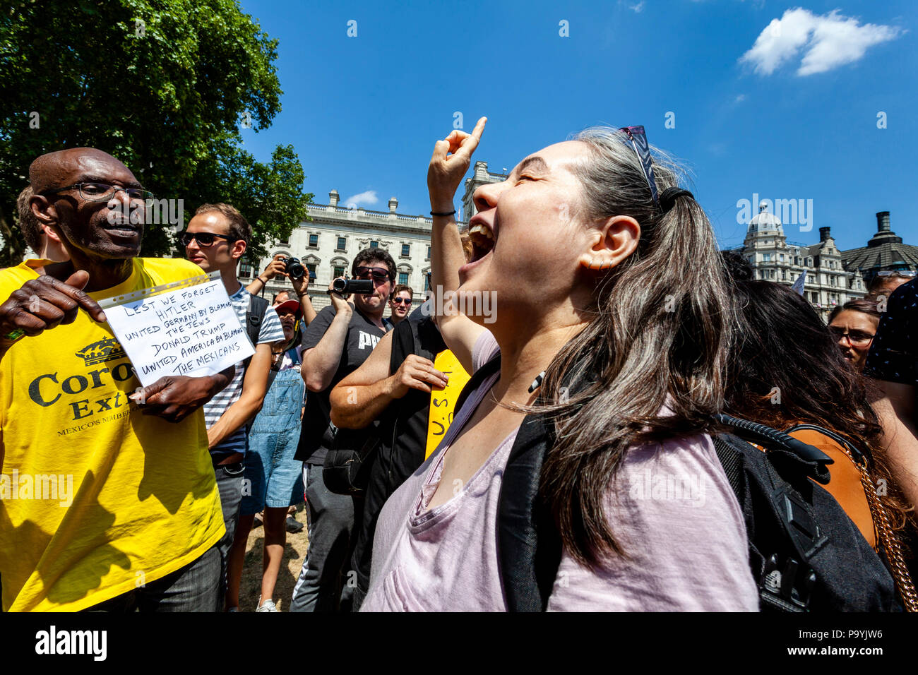 Una donna americana sostiene il caso di Donald Trump durante una dimostrazione in piazza del Parlamento, Londra, Inghilterra Foto Stock