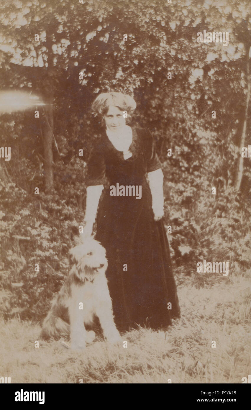 L'annata 1910 Hailsham fotografia di una signora di Lilian chiamato con il suo cane Foto Stock