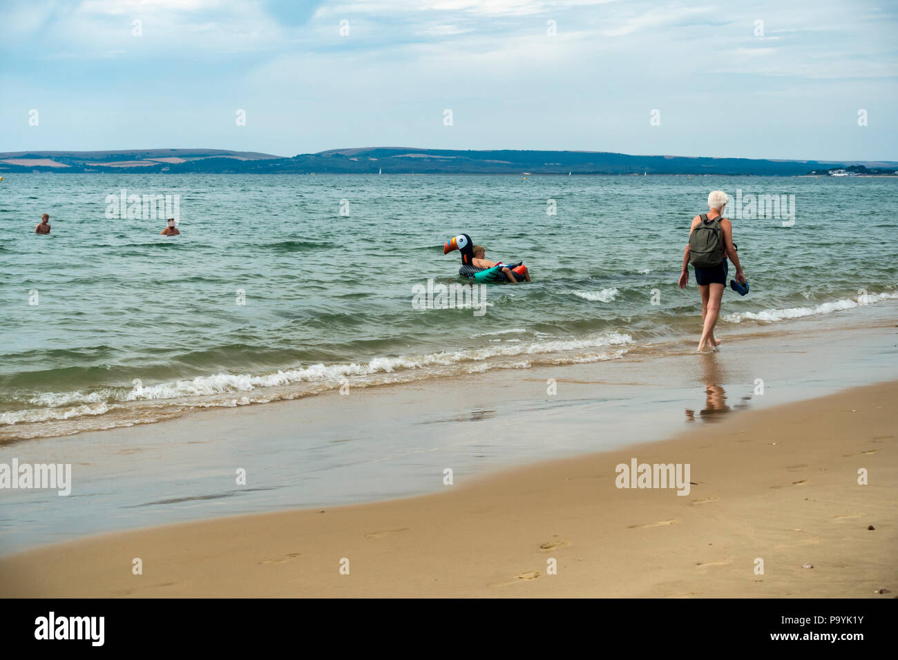 Per coloro che godono di un lunedì mattina dal mare in luglio sulla spiaggia di Bournemouth Dorset, Regno Unito Foto Stock