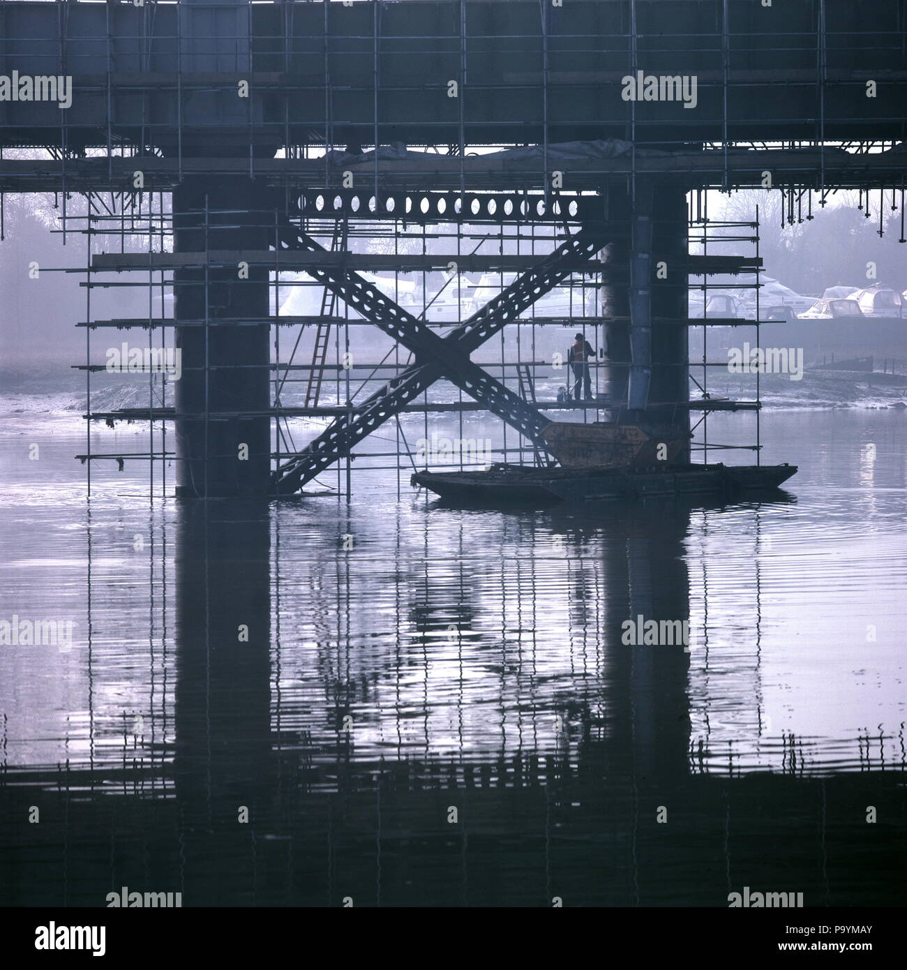 AJAXNETPHOTO. MARZO 1997. BURSLEDON, SOUTHAMPTON, INGHILTERRA. - PILASTRI CENTRALI DI SUPPORTO DELLA TRAVERSATA FERROVIARIA, A PONTEGGIO PER LAVORI DI RIPARAZIONE E MANUTENZIONE. PHOTO:JONATHAN EASTLAND/AJAX REF:9612_23 Foto Stock