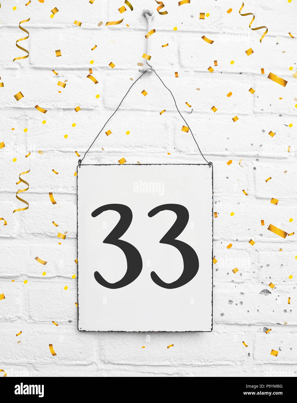 33 trentatre anni compleanno congratulazioni testo con golden coriandoli Foto Stock
