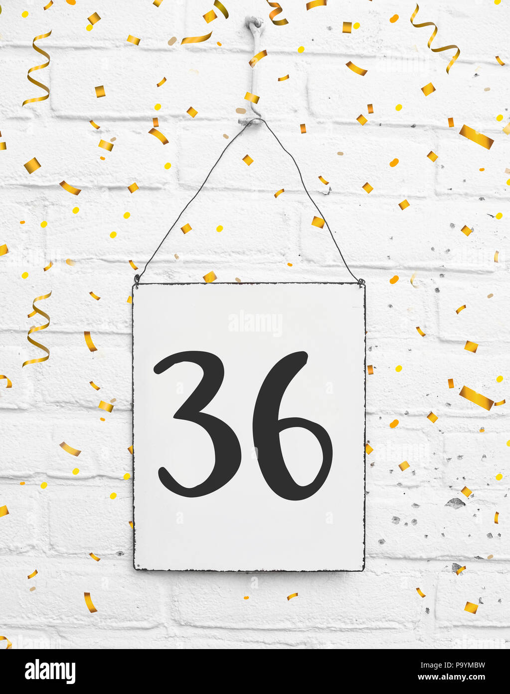Trentasei 36 anni compleanno congratulazioni testo con golden coriandoli segno bianco Sfondo mattone Foto Stock