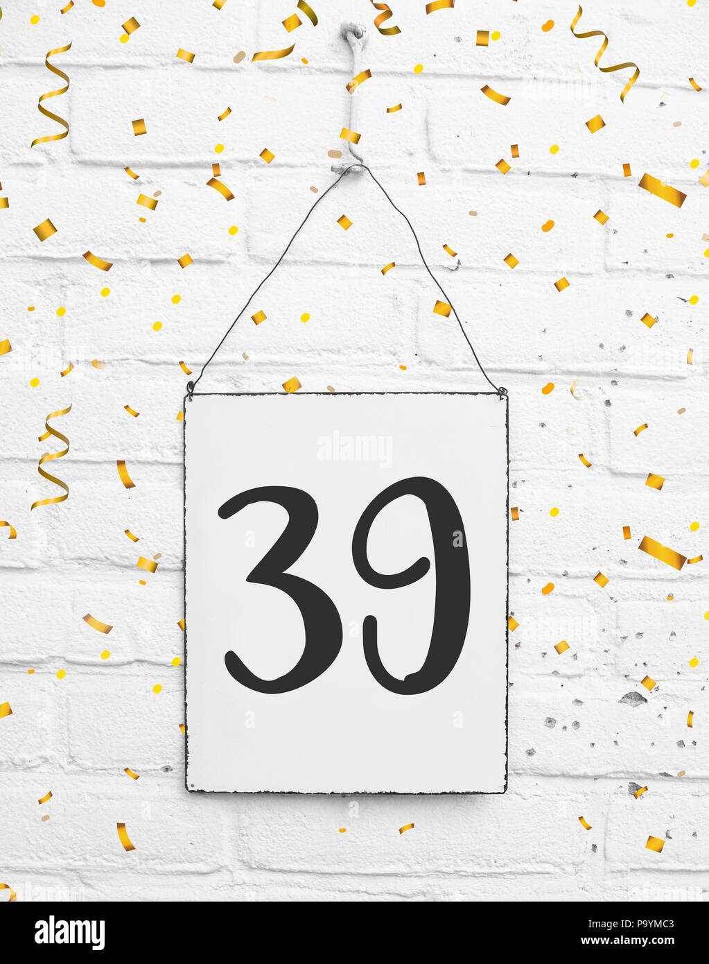 Trentanove anni 39 anni compleanno congratulazioni testo con golden coriandoli Foto Stock